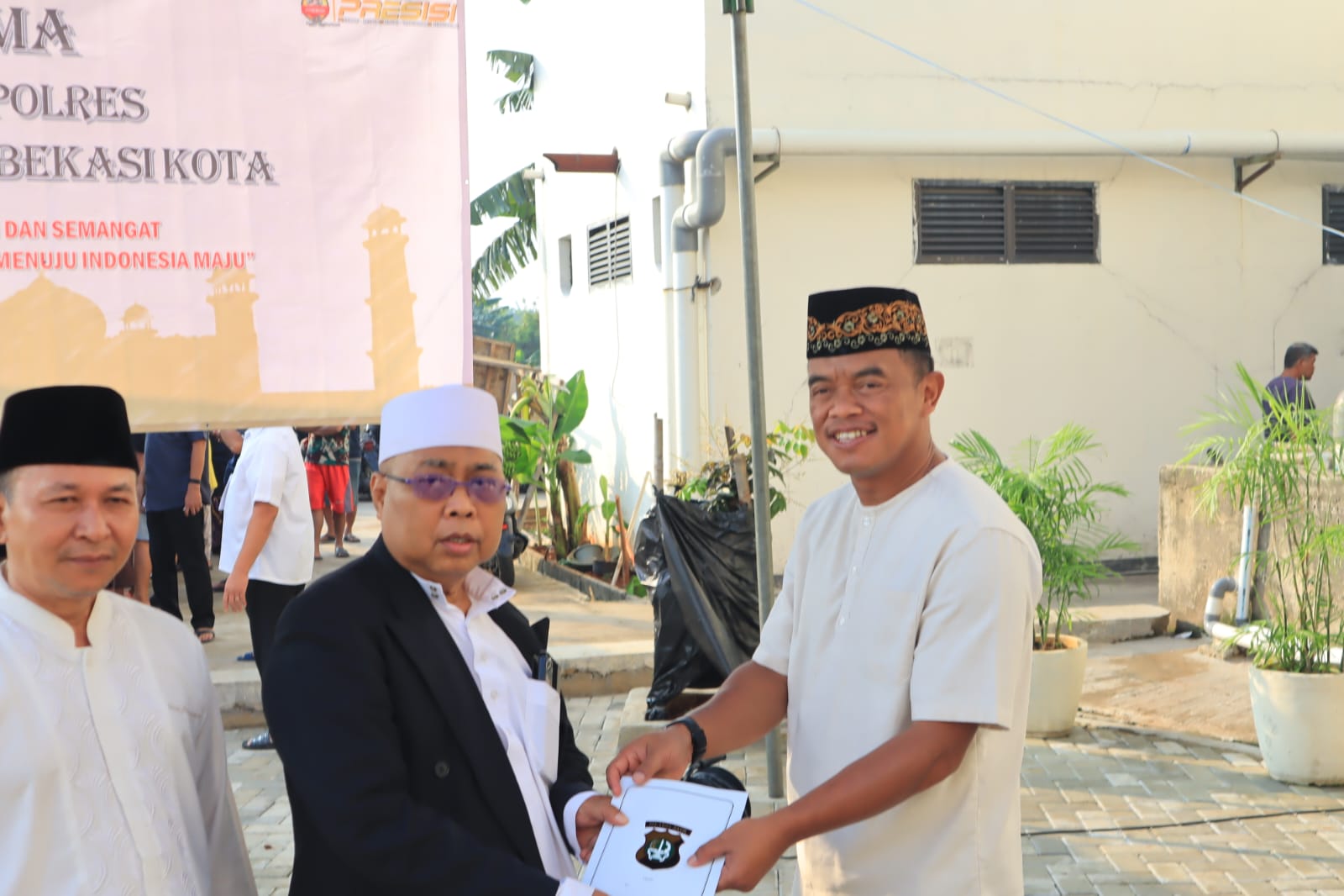 Polres Metro Bekasi Kota Gelar Sholat Idul Adha 1445 H Dan